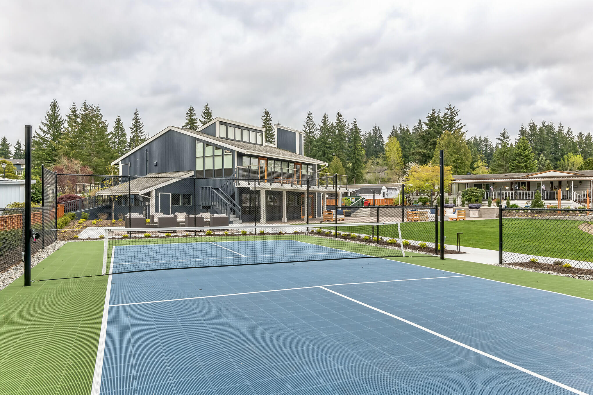 Manufactured home court for lawn tennis